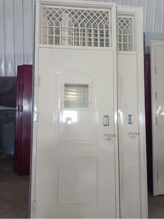 新城街道学校教室门