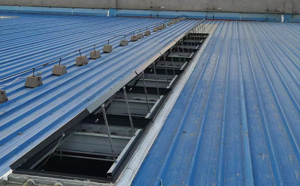 某城市大型商业综合体中庭新城街道排烟窗工程