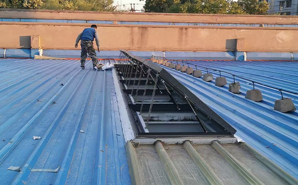 某区域性物流仓储中心新城街道排烟窗系统安装项目