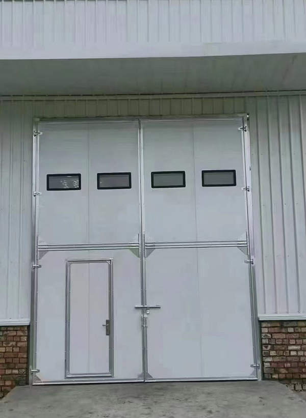 新城街道工业门在设备装配车间出入口的实施记录